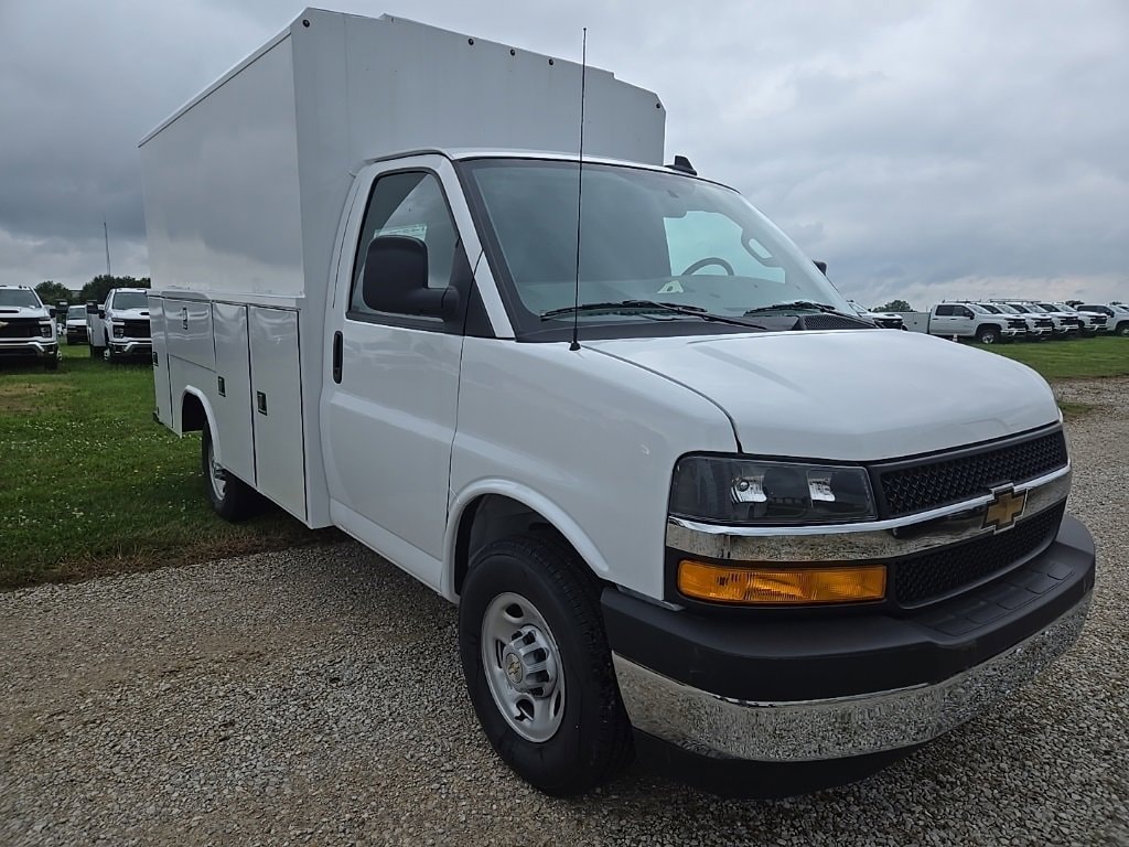 2025 Chevrolet Express Cutaway Base's photo