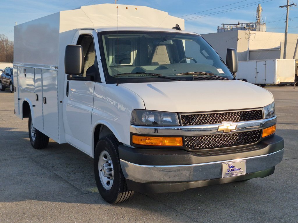 2025 Chevrolet Express Base's photo