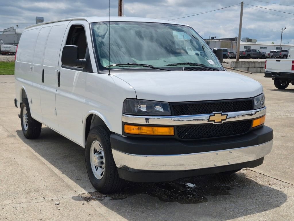2026 Chevrolet Express 2500 Work Van HD's photo