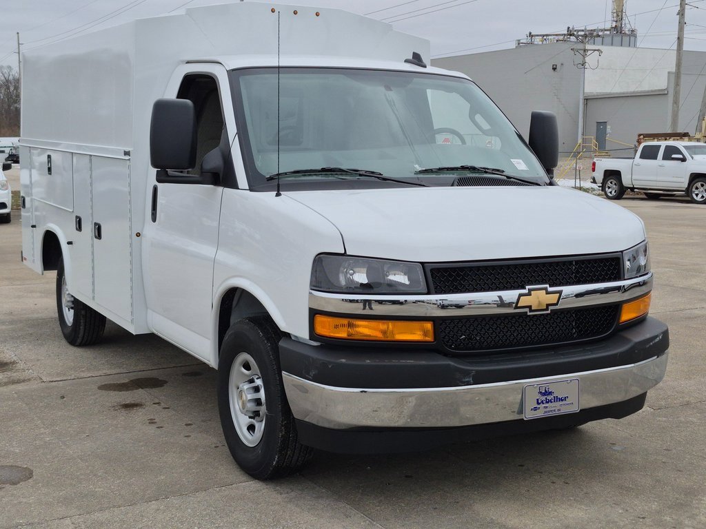 2025 Chevrolet Express Cutaway Base's photo