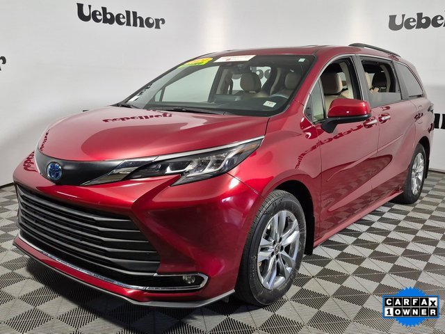 2023 Toyota Sienna XLE photo 3