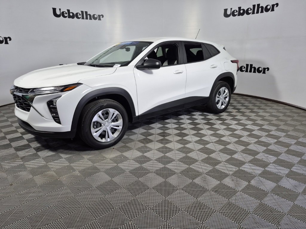2025 Chevrolet Trax LS photo 2
