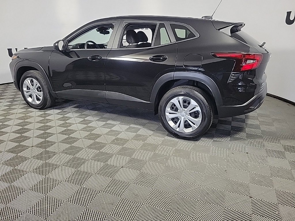 2025 Chevrolet Trax LS photo 3
