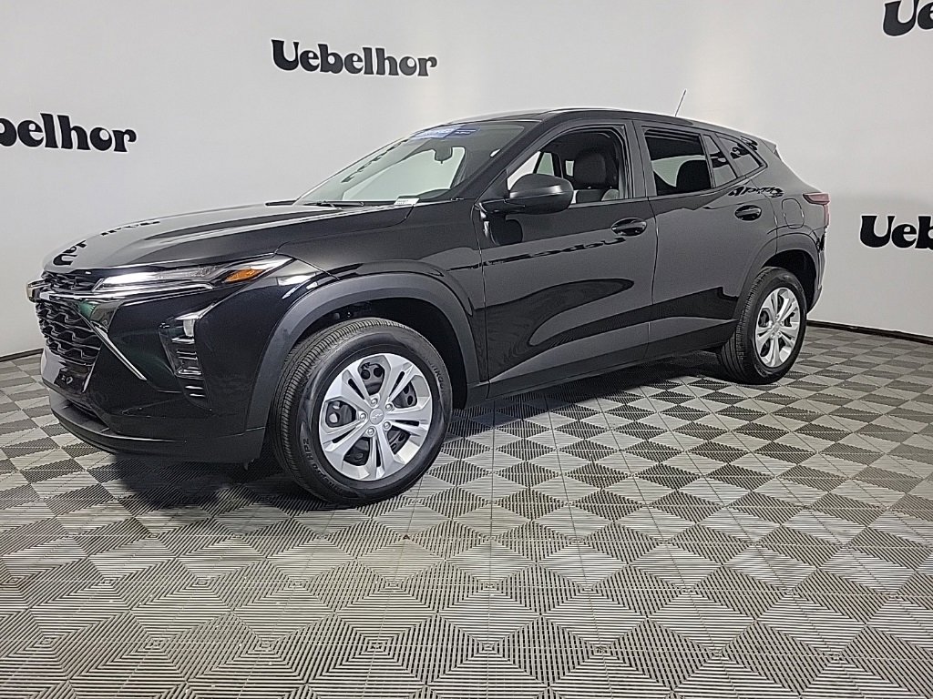 2025 Chevrolet Trax LS photo 2