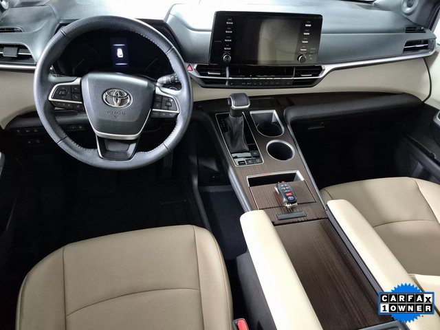 2023 Toyota Sienna XLE photo 2