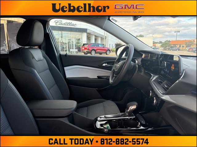 2025 Chevrolet Trax LT photo 2