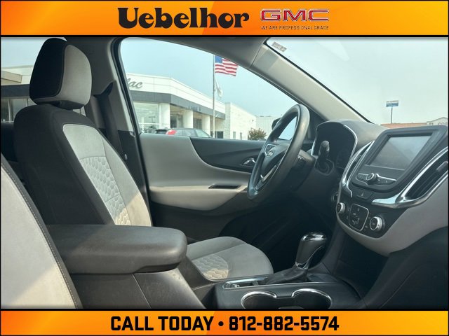 2018 Chevrolet Equinox LT photo 2