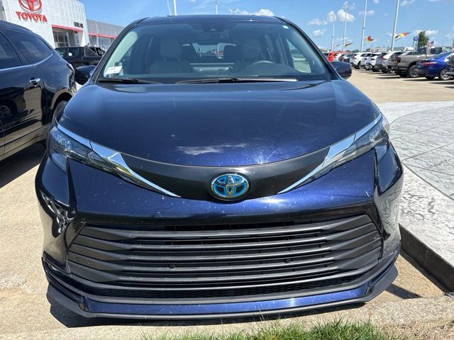2025 Toyota Sienna XLE - Photo 13