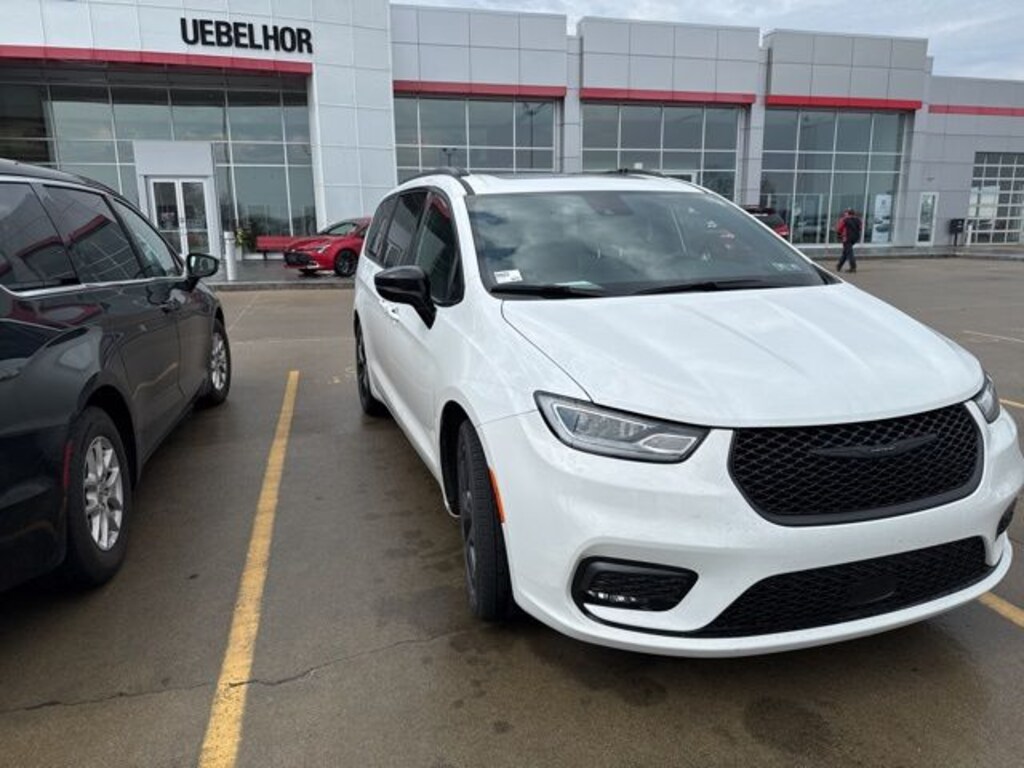 Used 2025 Chrysler Pacifica Limited Van Passenger Van