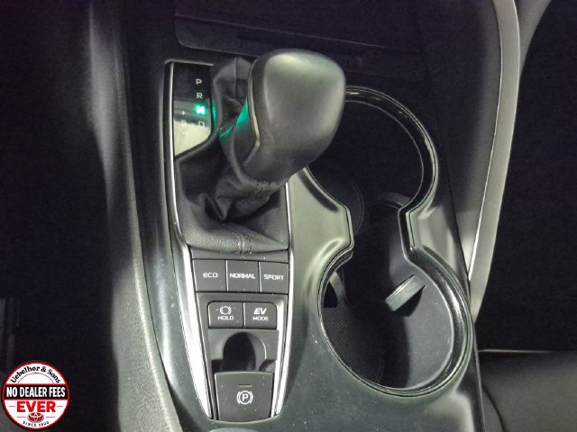 2020 Toyota Camry SE - Photo 19