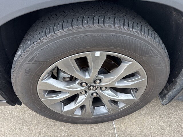 2024 Toyota Highlander XLE Hybrid photo 2