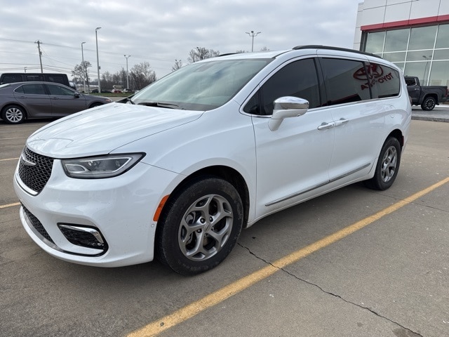 2022 Chrysler Pacifica Limited's photo