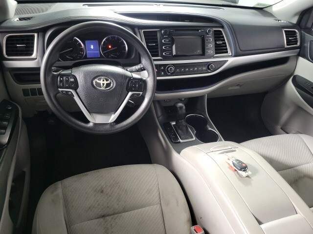 2015 Toyota Highlander LE photo 2