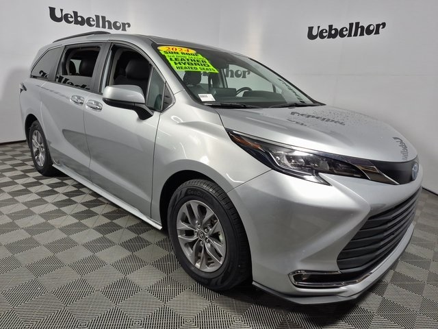 2024 Toyota Sienna XLE's photo
