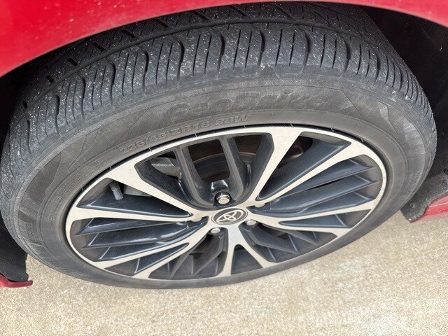 2020 Toyota Camry SE photo 2