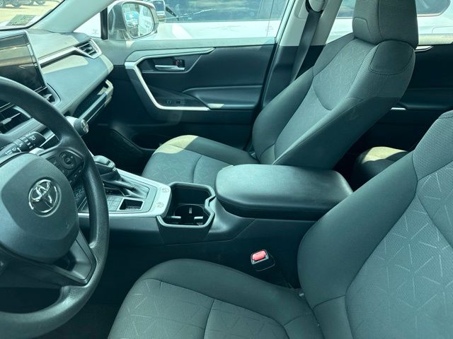 2025 Toyota RAV4 XLE - Photo 3
