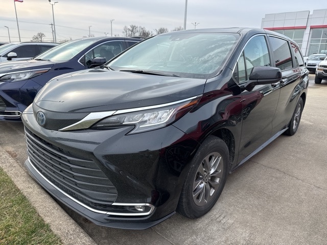 2023 Toyota Sienna XLE's photo