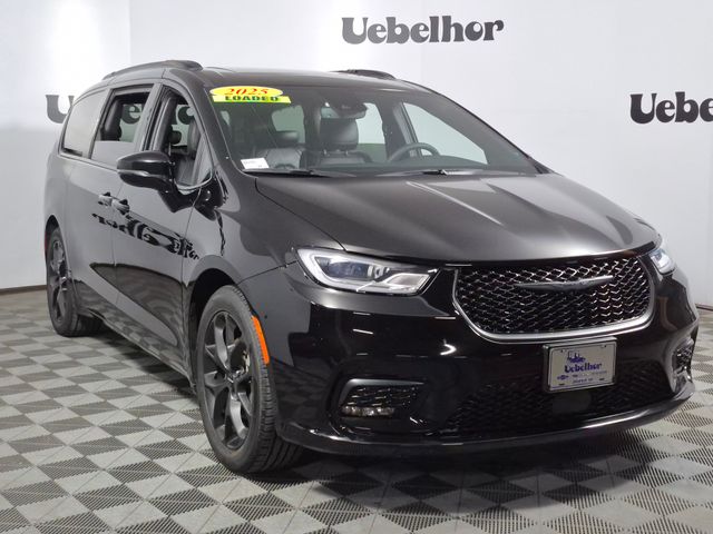 2025 Chrysler Pacifica Limited's photo