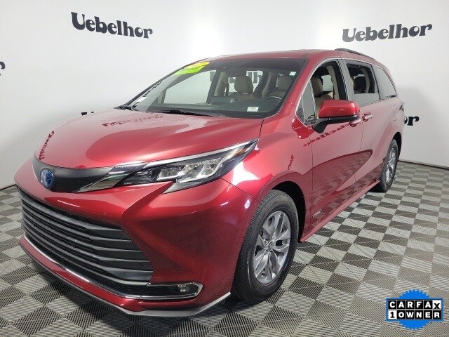 2021 Toyota Sienna XLE photo 3