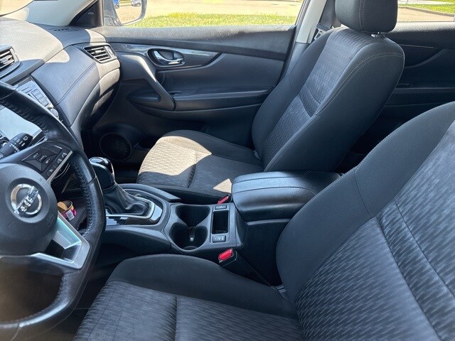 2020 Nissan Rogue SV photo 2