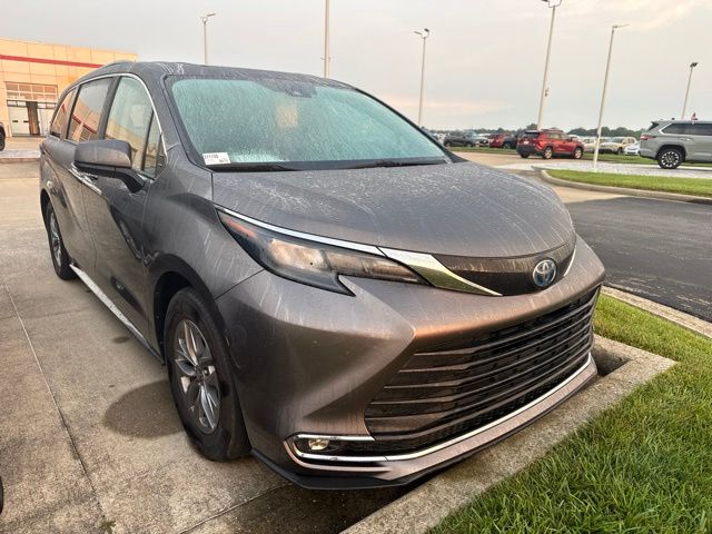 2024 Toyota Sienna XLE - Photo 11