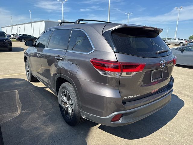2017 Toyota Highlander LE - Photo 6