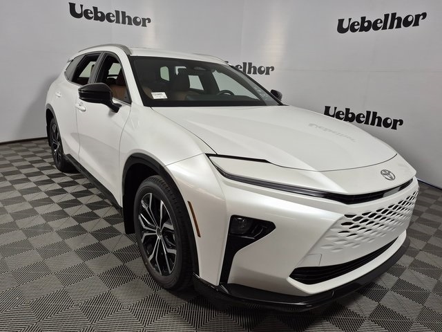 2025 Toyota Crown Signia XLE's photo