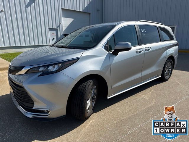 2024 Toyota Sienna XLE - Photo 1