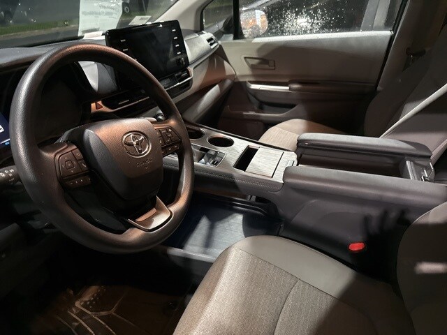 2024 Toyota Sienna LE photo 3