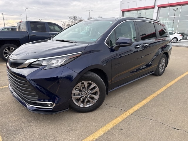 2023 Toyota Sienna XLE's photo