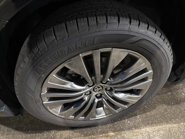 2024 Toyota Venza LE photo 2