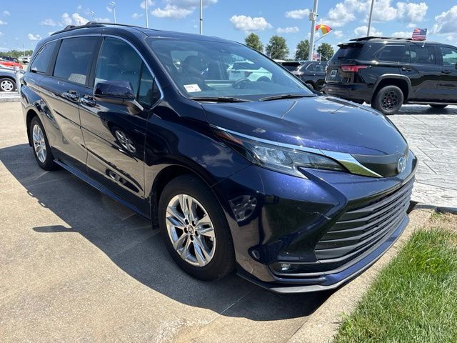 2025 Toyota Sienna XLE - Photo 12