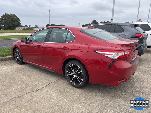 2020 Toyota Camry SE photo 3