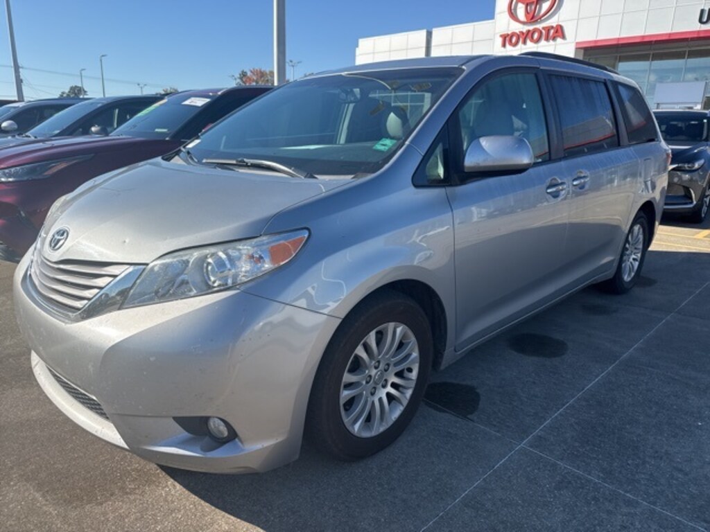 Used 2017 Toyota Sienna XLE Van