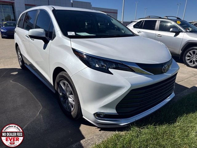 2024 Toyota Sienna XLE - Photo 13