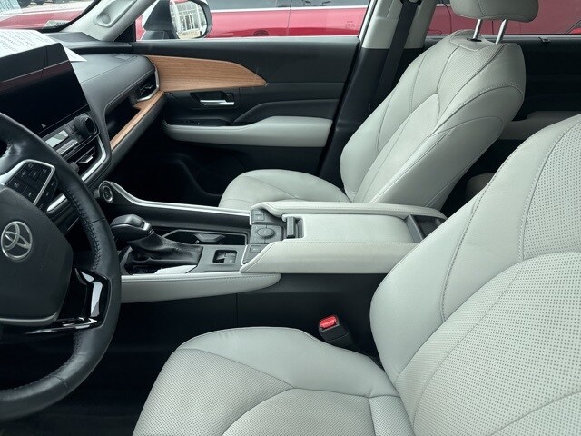 2024 Toyota Highlander XLE Hybrid photo 3