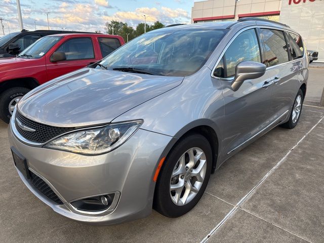 2017 Chrysler Pacifica Touring-L's photo