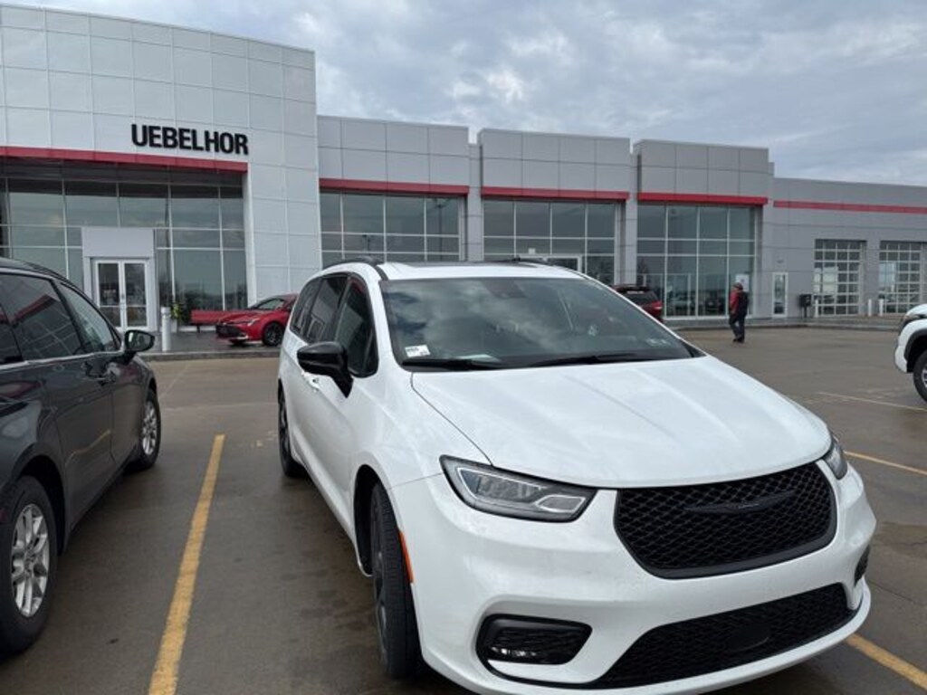 Used 2025 Chrysler Pacifica Limited Van Passenger Van