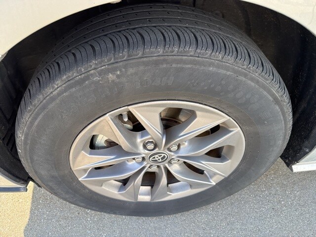 2024 Toyota Sienna XLE photo 2