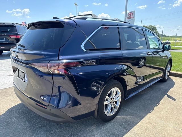 2025 Toyota Sienna XLE - Photo 9