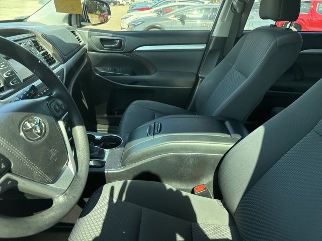 2017 Toyota Highlander LE - Photo 3