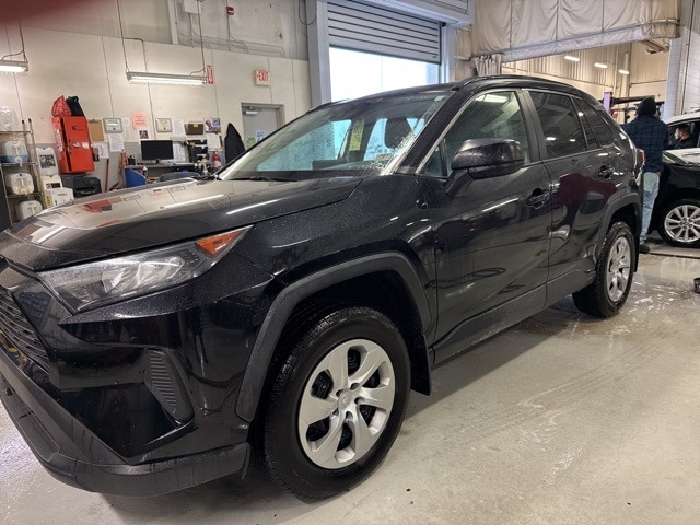 2021 Toyota RAV4 LE's photo
