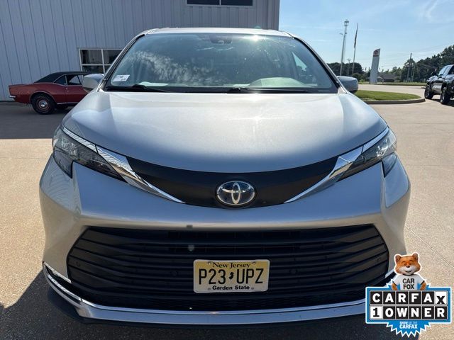 2024 Toyota Sienna XLE - Photo 13