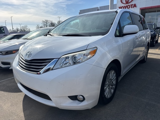 2013 Toyota Sienna XLE's photo