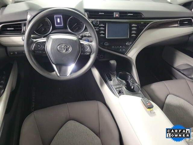2019 Toyota Camry Hybrid LE photo 2