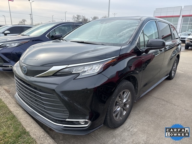 2023 Toyota Sienna XLE's photo