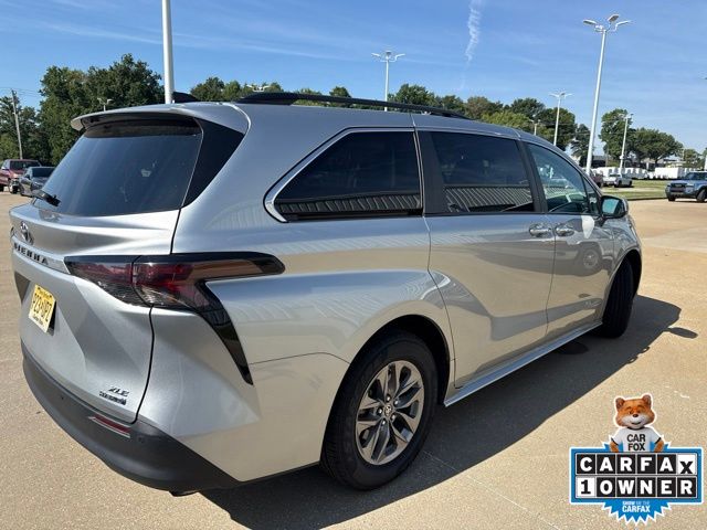 2024 Toyota Sienna XLE - Photo 9