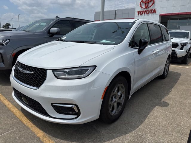 2024 Chrysler Pacifica Limited's photo