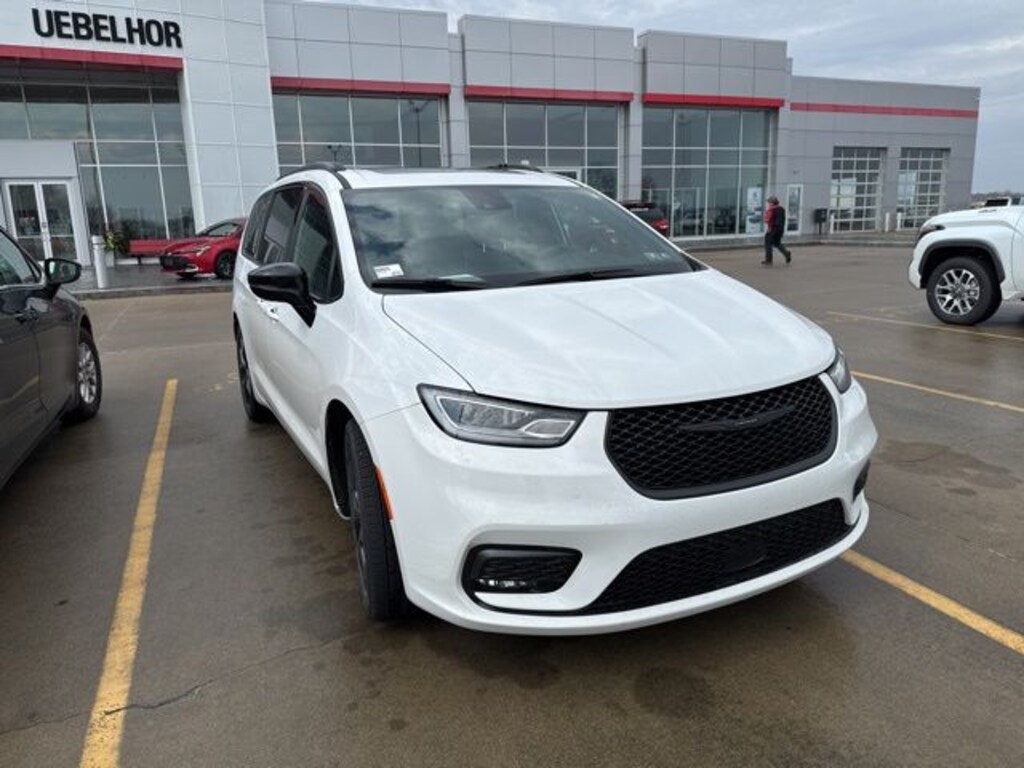 Used 2025 Chrysler Pacifica Limited Van Passenger Van
