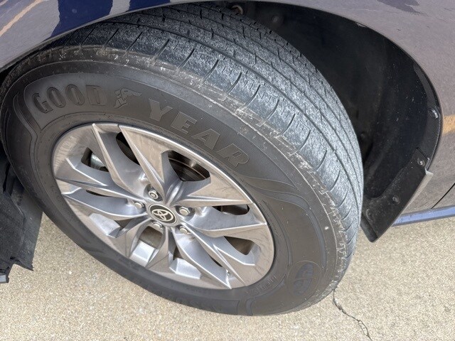 2023 Toyota Sienna XLE photo 2